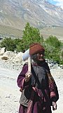 &Auml;ltere Zanskari Dame mit Schaufel - Zanskar: Land und Leute