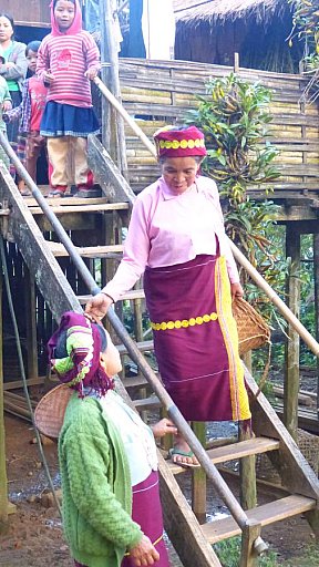 Zwei Chin-Damen in traditioneller Tracht - West-Myanmar: Land und Leute