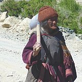 &Auml;ltere Zanskari Dame unterwegs mit Schaufel - Zanskar: Land und Leute