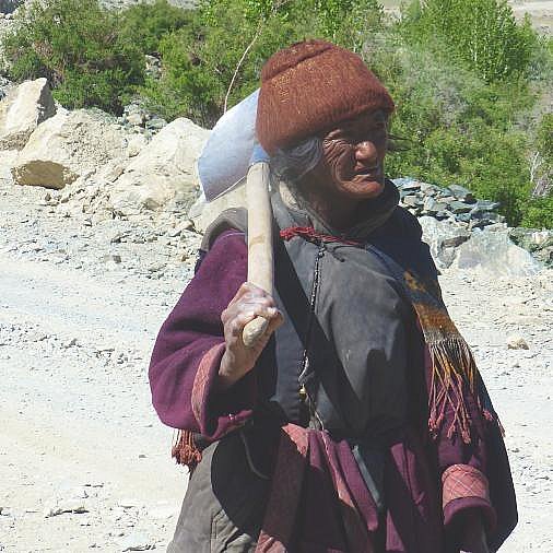 &Auml;ltere Zanskari Dame unterwegs mit Schaufel - Zanskar: Land und Leute