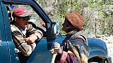 Unterhaltung zwischen Fahrer und einer &auml;lteren Frau - Zanskar: Land und Leute