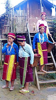 Vier Chin-Damen in traditioneller Tracht - West-Myanmar: Land und Leute