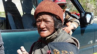 &Auml;ltere Zanskari Dame schaut sich neugierig um - Zanskar: Land und Leute