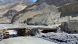 Behelfsm&auml;&szlig;ig errichtete Br&uuml;cke &uuml;ber einen Seitenarm des Zanskar-Flusses - Zanskar: Landschaft