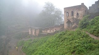Geb&auml;ude und Wehrmauern der Roodkhan Festung im Elburz-Gebirge - Nord-Iran: Sehensw&uuml;rdigkeiten