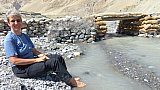 Mit den F&uuml;ssen im Zanskar-Fluss - IND-Blog-Bilder