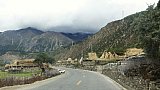 Tibetisches Dorf - S&uuml;d-Ost-Tibet: Landschaft