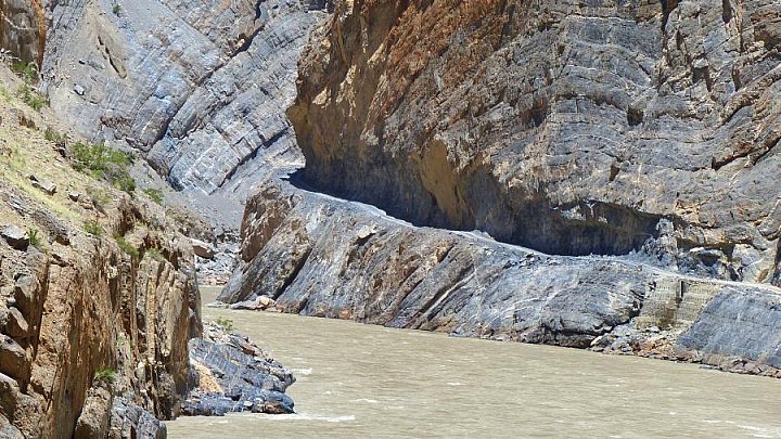 Abenteuerliche Stra&szlig;enf&uuml;hrung im n&ouml;rdlichen Zanskar-Tal - Zanskar: Landschaft