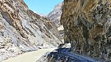 Schroffe Felsen &uuml;ber der Stra&szlig;e am Zanskar-Fluss - Zanskar: Landschaft