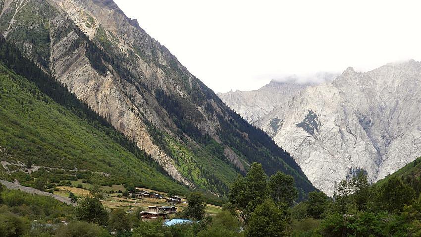 Tibetisches Dorf im Tal des Midui Gletschers - S&uuml;d-Ost-Tibet: Landschaft