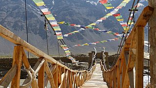 Br&uuml;cke &uuml;ber den Zanskar-Fluss - Zanskar: Landschaft