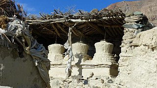&Uuml;berdachte Chorten beim Stongde Kloster - Zanskar: Sehensw&uuml;rdigkeiten