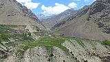 Ein kleines Dorf inmitten von Wiesen und Bergen - Zanskar: Landschaft