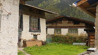 Tibetisches Dorf zwischen Bome und Nyingchi - S&uuml;d-Ost-Tibet: Land und Leute