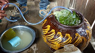 Herstellung von &ouml;rtlichem Schnaps - West-Myanmar: Land und Leute