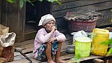 Chin-Dame mit Zigarre - West-Myanmar: Land und Leute