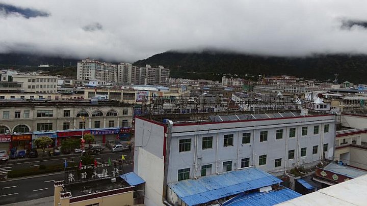 Blick vom Hotel &uuml;ber die Stadt Nyingchi - S&uuml;d-Ost-Tibet: Landschaft