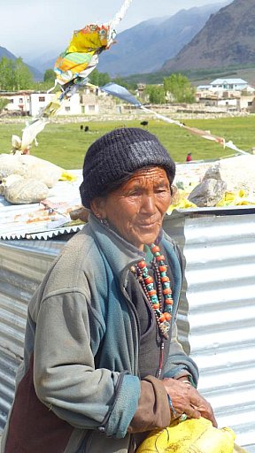 Zanskari Dame mit traditioneller Tracht und einer typisch tibetischen Halskette - Zanskar: Land und Leute