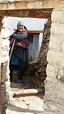 Zanskari Dame mit Schaufel bei der Arbeit - Zanskar: Land und Leute