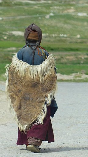 Bewohnerin von Sani mit typischem Fellumhang - Zanskar: Land und Leute