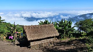 Weiter Blick &uuml;ber die Landschaft mit Chin-H&uuml;tte - West-Myanmar: Landschaft