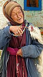 Zanskari Dame mit tibetischer Halskette und einem "Rosenkranz" mit 108 Perlen - Zanskar: Land und Leute