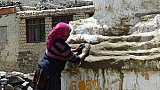 Ausbesserungsarbeiten am Chorten mit Lehm - Zanskar: Land und Leute