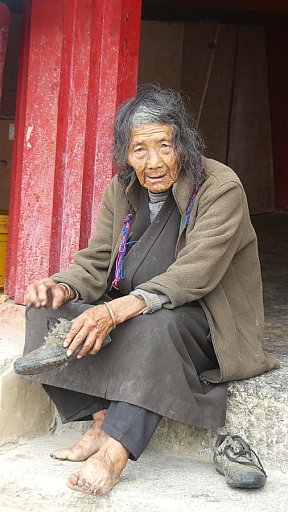 Tibeterin am Buchu Tempel - S&uuml;d-Ost-Tibet: Land und Leute
