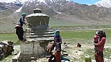 Jung und alt bei der Renovierung eines Chorten - Zanskar: Land und Leute