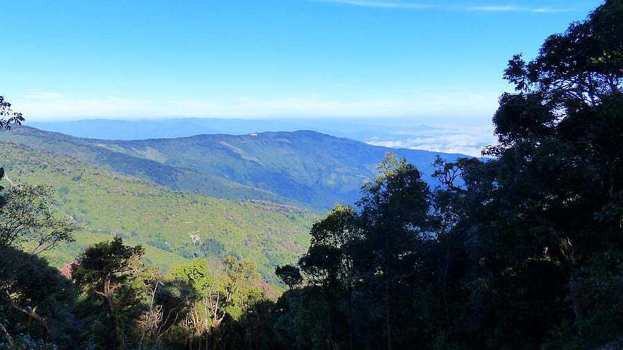 Weiter Blick bei der Fahrt auf den Mt. Victoria - West-Myanmar: Landschaft
