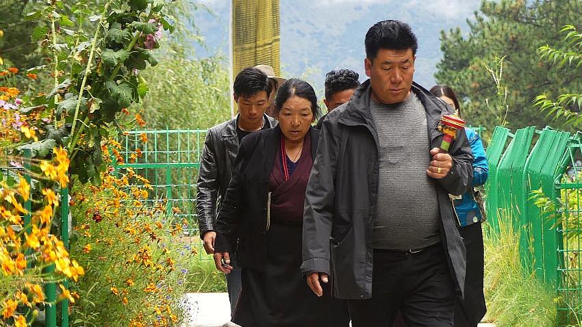 Tibetische Pilger am Lamaling Tempel - S&uuml;d-Ost-Tibet: Land und Leute