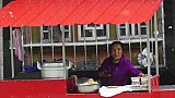 Tibeterin mit Stra&szlig;enstand - S&uuml;d-Ost-Tibet: Essen & Schlafen