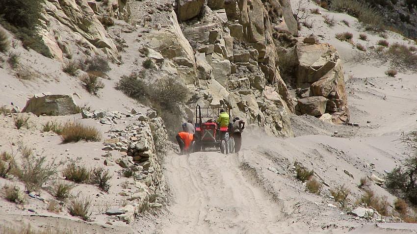 Sandpiste im Yarlung Tsangpo Tal - Zentral-Tibet: Landschaft