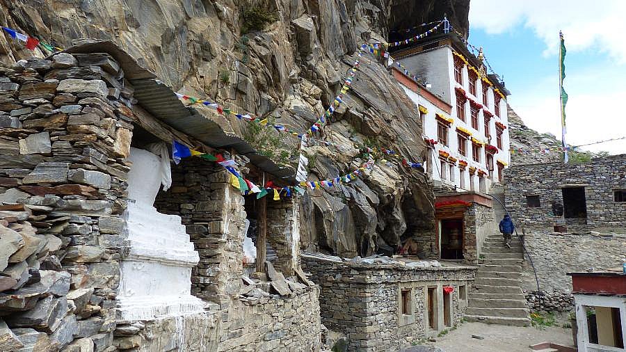 Hauptgeb&auml;ude des Zongkhul Klosters am Berghang - Zanskar: Sehensw&uuml;rdigkeiten