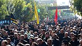 Menschenmassen prozessieren durch die Stra&szlig;en von Ardebil - Nord-Iran: Land und Leute
