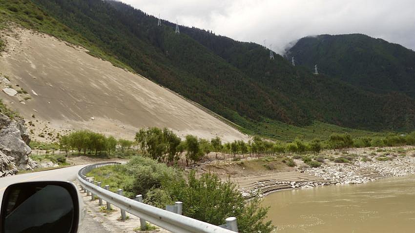 Stra&szlig;e im Yarlung Tsangpo Tal in Tibet - Zentral-Tibet: Landschaft