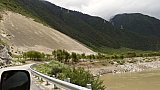 Stra&szlig;e im Yarlung Tsangpo Tal in Tibet - Zentral-Tibet: Landschaft