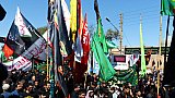 Fahnenmeer und Menschenmasse beim Ashoura-Fest in Ardebil - Nord-Iran: Land und Leute