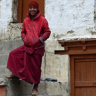 M&ouml;nch schaut freundlich neugierig zum Abschied - Zanskar: Land und Leute