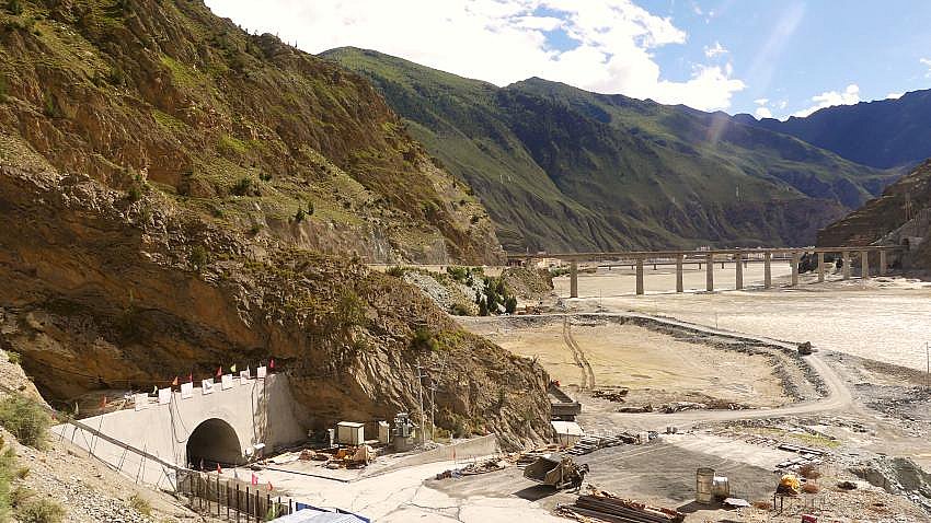 Gro&szlig;baustelle im Yarlung Tsangpo Tal - Zentral-Tibet: Landschaft