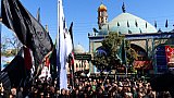 Fahnentr&auml;ger vor dem Sheikh Safi Mausoleum beim Ashoura-Festumzug - Nord-Iran: Land und Leute