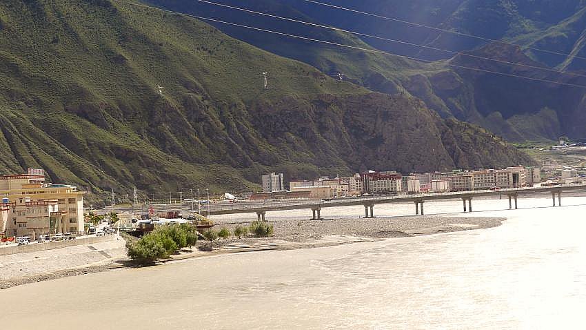 St&auml;dte, Br&uuml;cken und Tunnel im Yarlung Tsangpo Tal - Zentral-Tibet: Landschaft