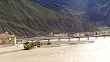 St&auml;dte, Br&uuml;cken und Tunnel im Yarlung Tsangpo Tal - Zentral-Tibet: Landschaft