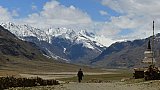 Fu&szlig;g&auml;nger in der Weite der Berglandschaft - Zanskar: Landschaft