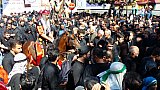 Reiter auf Pferd in Rot auf dem Festumzug in Ardebil - Nord-Iran: Land und Leute