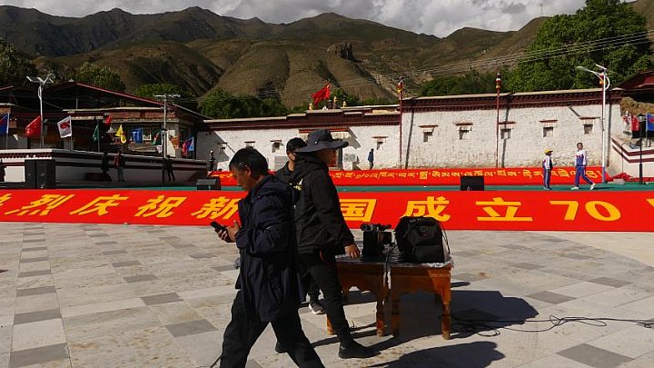 Chinesische Veranstaltung in Chongkang Village - Tibet Blog