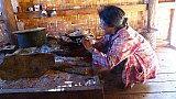 Chin-Dame beim Teekochen - West-Myanmar: Land und Leute