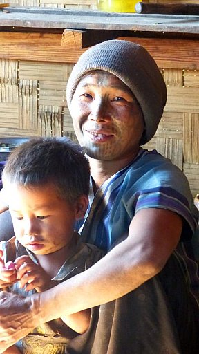 Chin-Dame mit Kind - West-Myanmar: Land und Leute