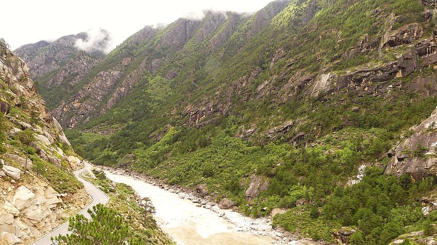 Yarlung Tsangpo im schroffen Tal - Zentral-Tibet: Landschaft