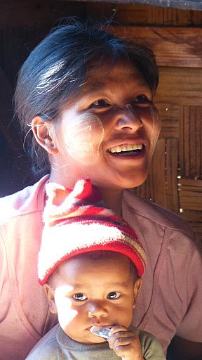 Chin-Dame mit Kind - West-Myanmar: Land und Leute